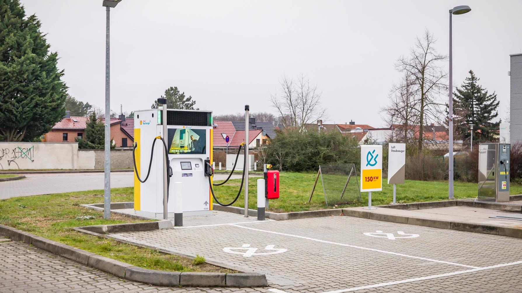 Shell Recharge Charging Station, Kiefernweg in Dessau-Roßlau