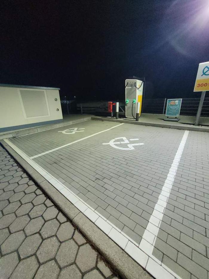 Shell Recharge Charging Station, Im Biegen in Neuenstein