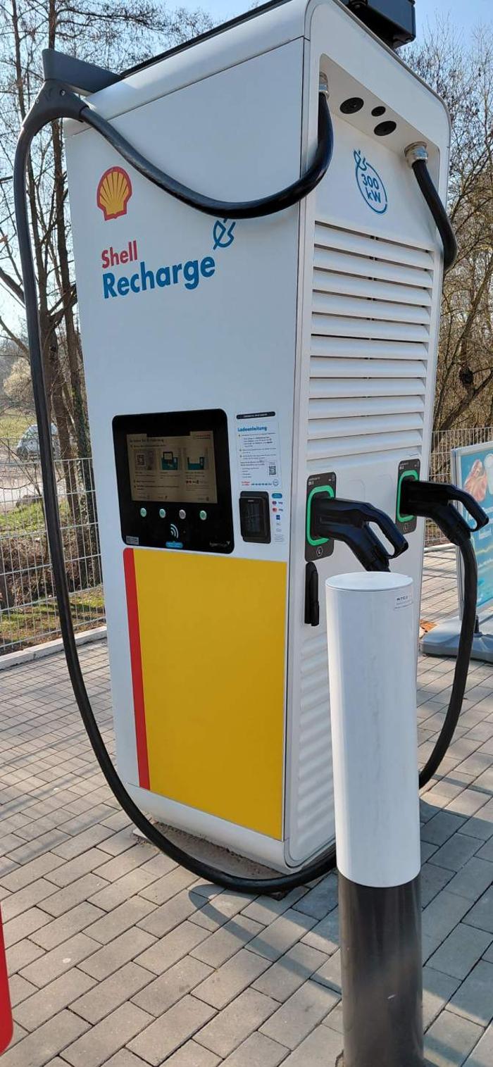 Shell Recharge Charging Station, Im Biegen in Neuenstein