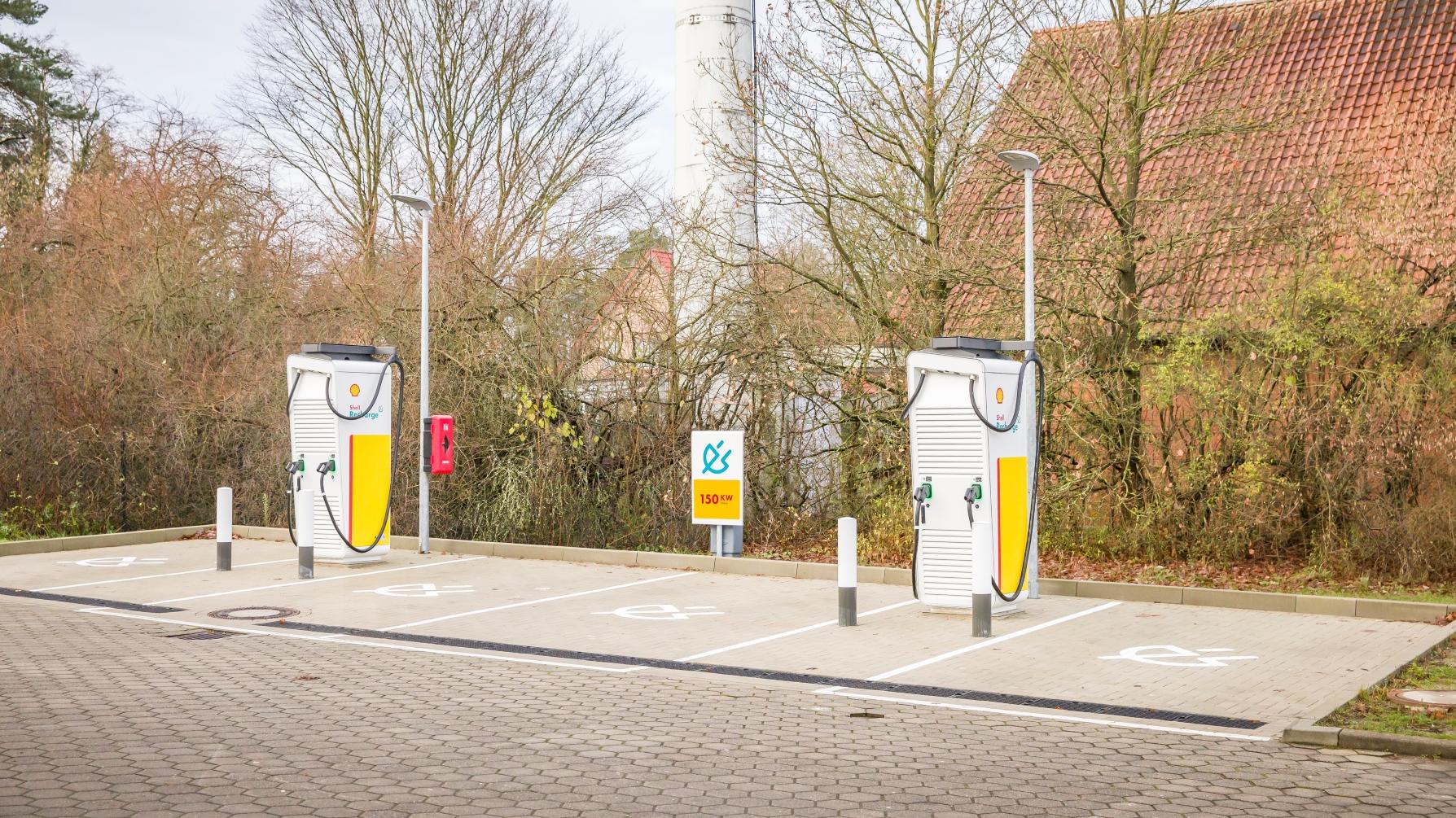 Shell Recharge Charging Station, An der Bundesstraße in Burgdorf