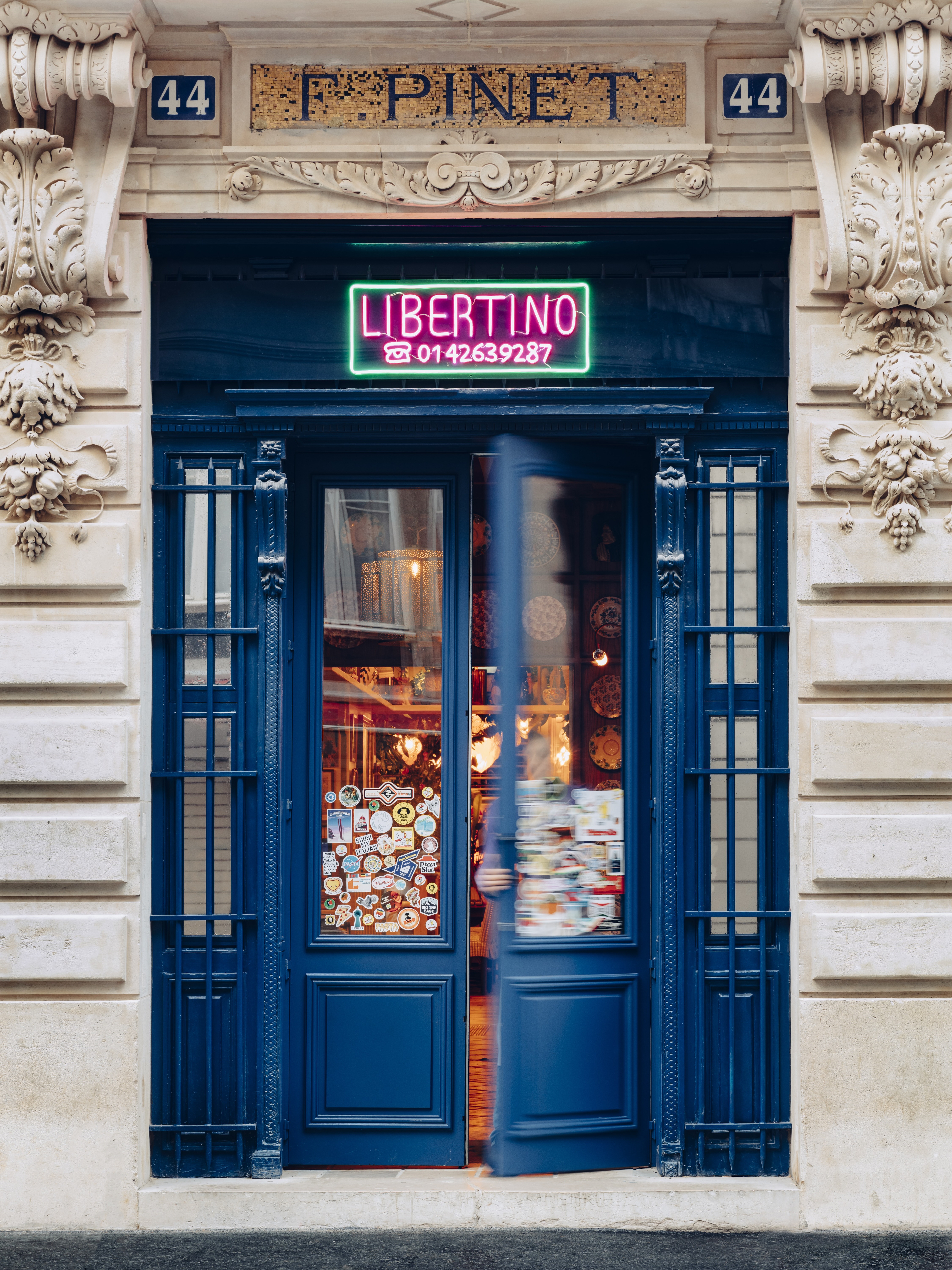 L'entrée du restaurant italien Libertino situé rue de Paradis, Paris 10ème