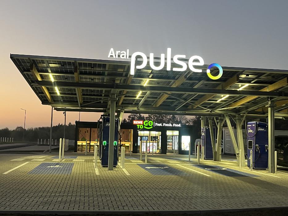 Aral pulse Ladestation, Belgrader Straße in Mönchengladbach