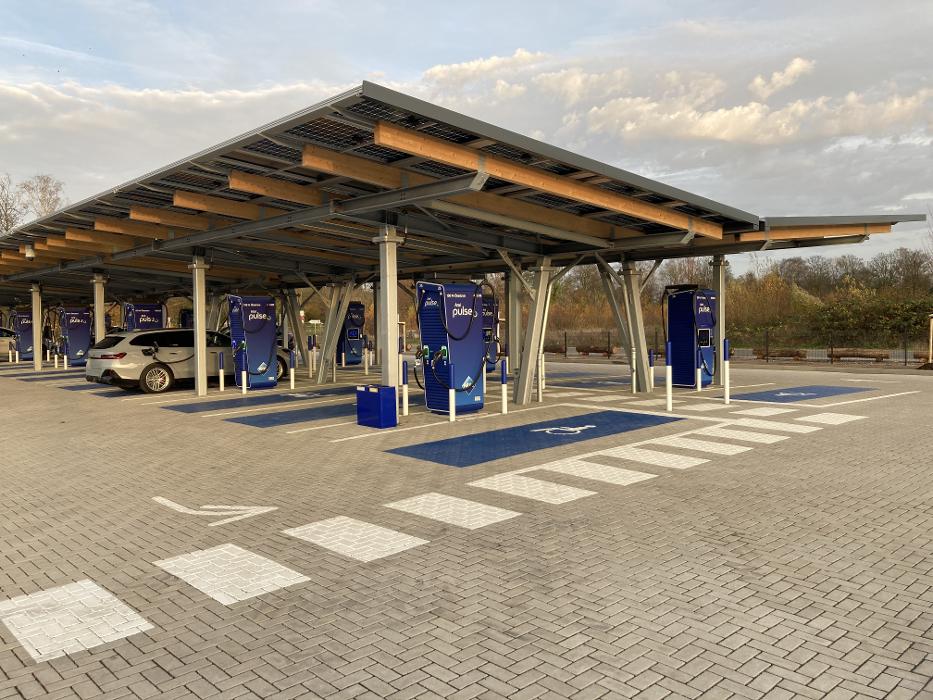 Aral pulse Ladestation, Belgrader Straße in Mönchengladbach