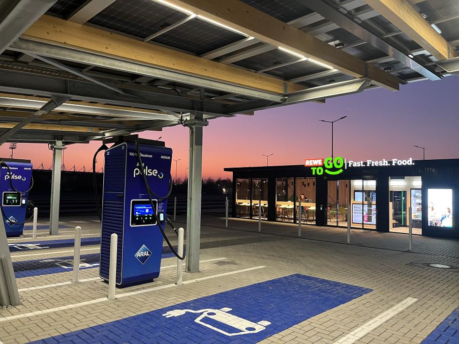 Aral pulse Ladestation, Belgrader Straße in Mönchengladbach