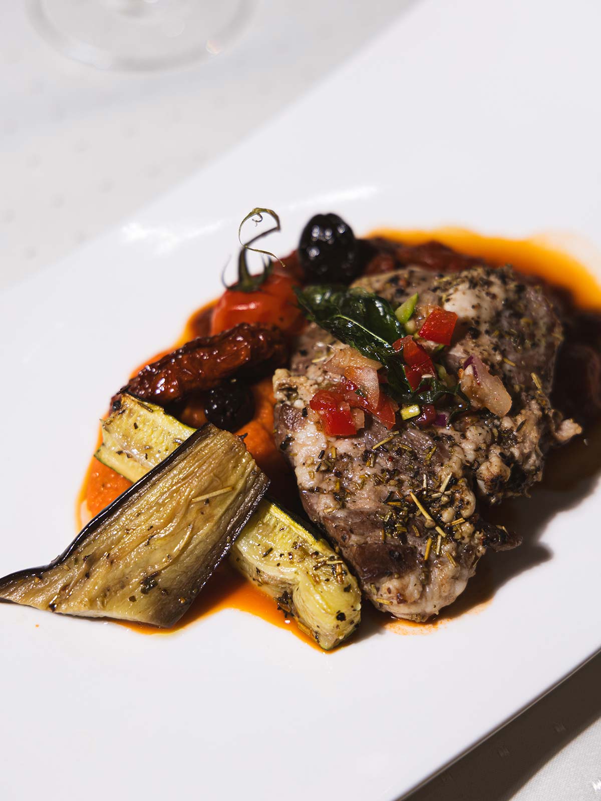 Pluma de porc, concassé de tomates, purée de carottes à l'estragon