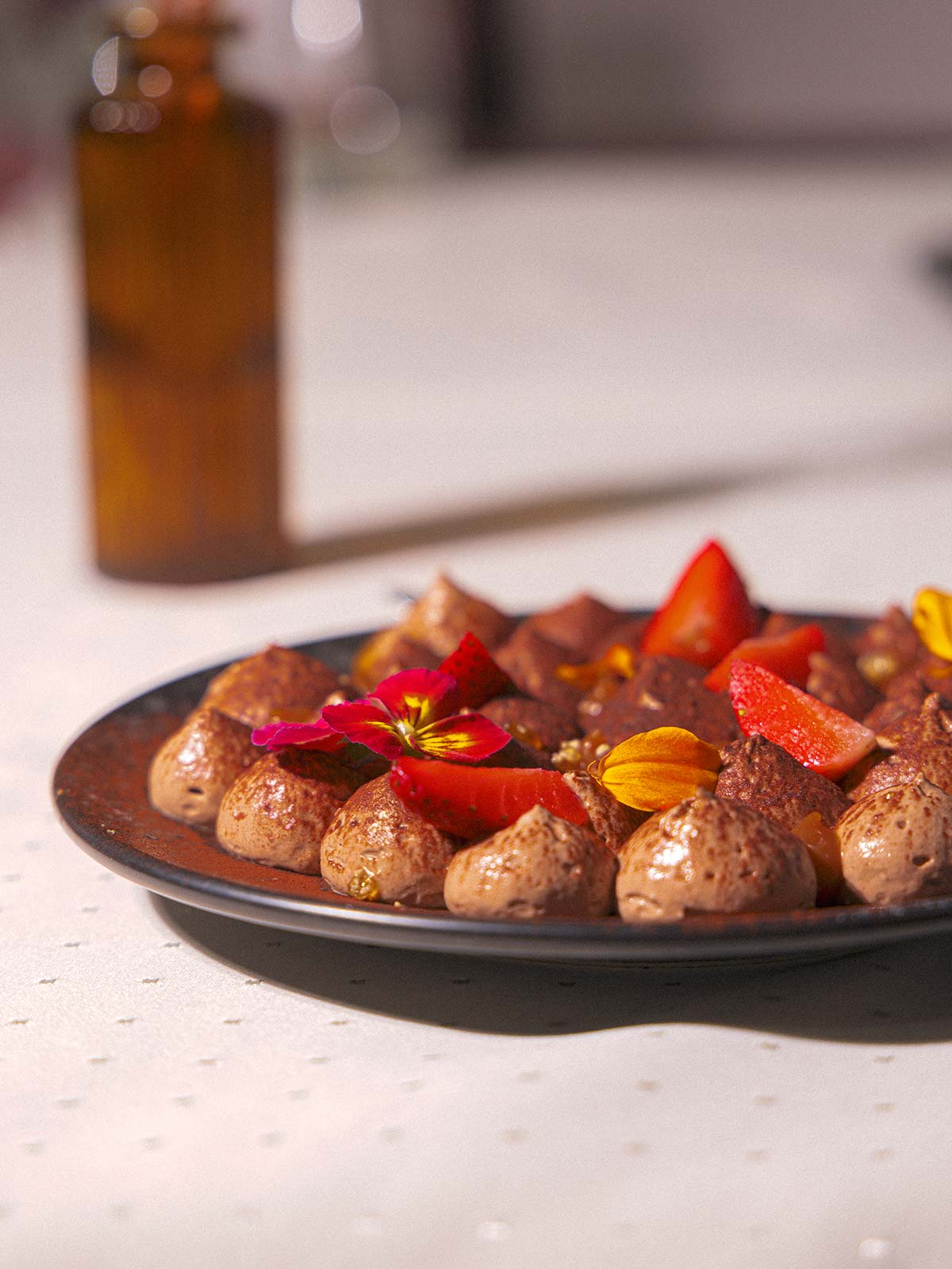 Mousse au chocolat maison, éclats de nougatine