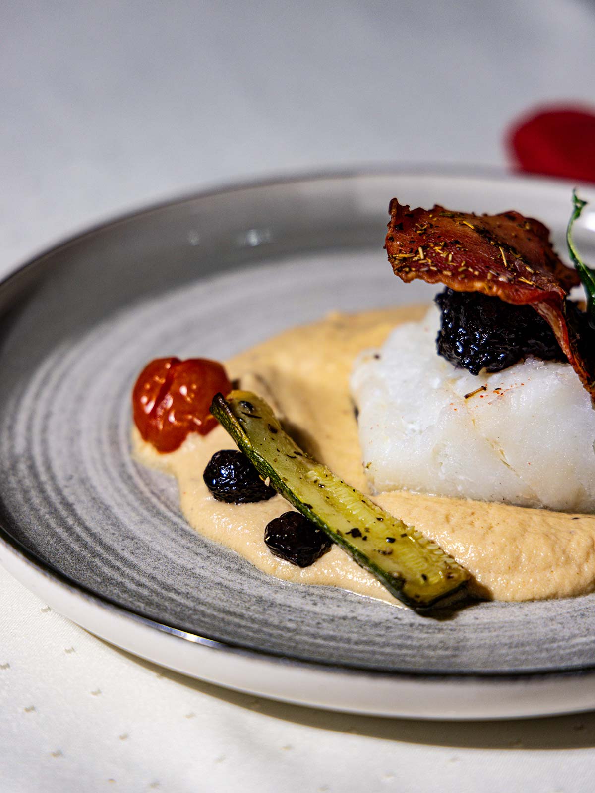 Cabillaud dodu rôti, crème de lard, compotée de myrtilles, chips de bacon fumé