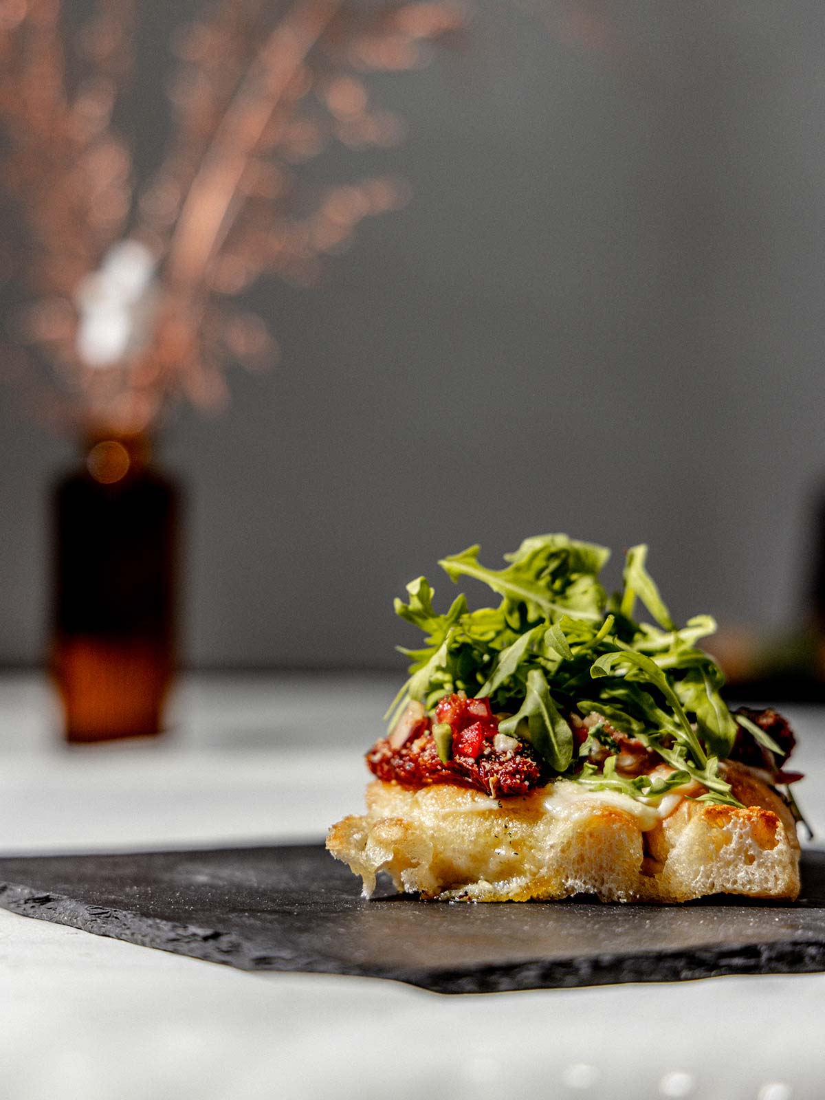 Focaccia à l'huile d'aneth, jambon serrano, parmesan grillé