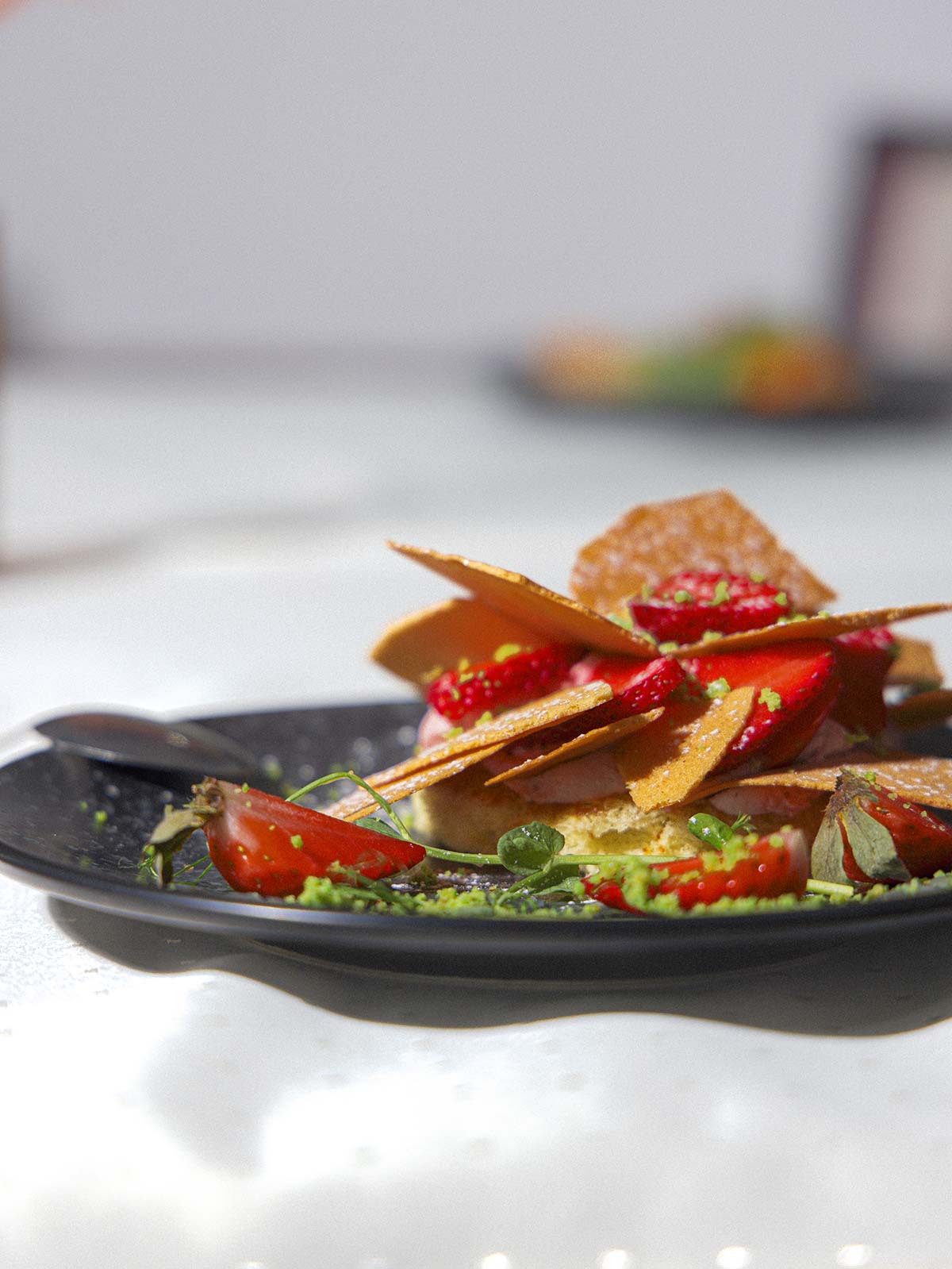 Tartelette aux fraises, gel de Yuzu, gavotte croustillante