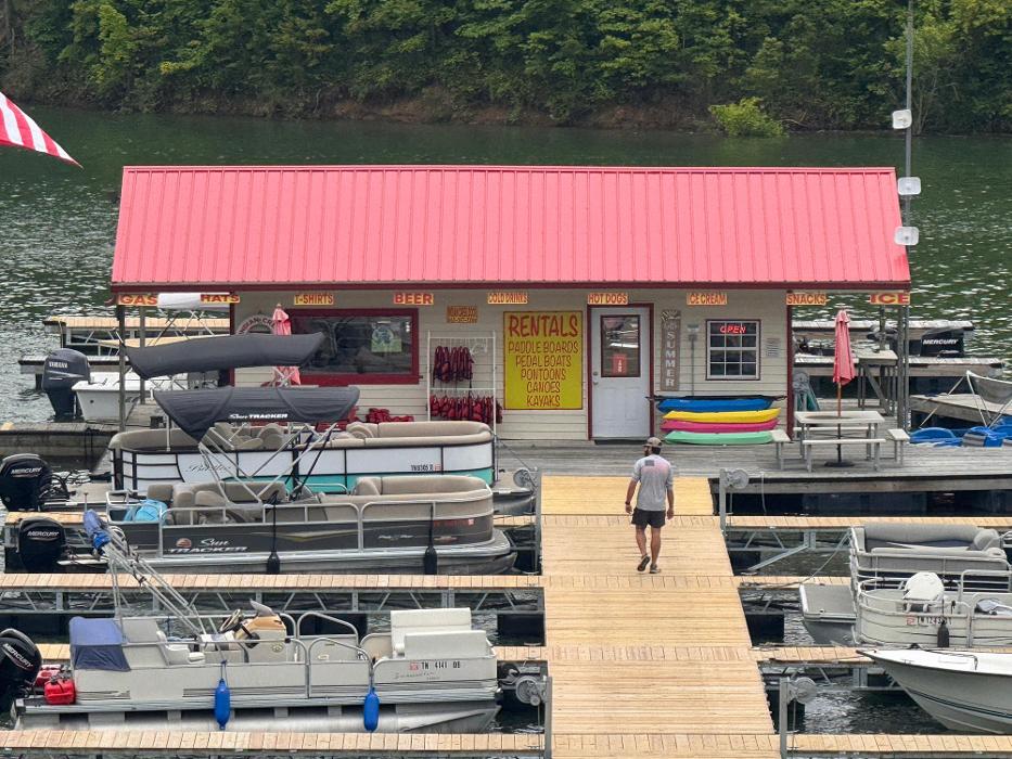 OASIS COVE MARINA & LODGING - Dandridge, TN