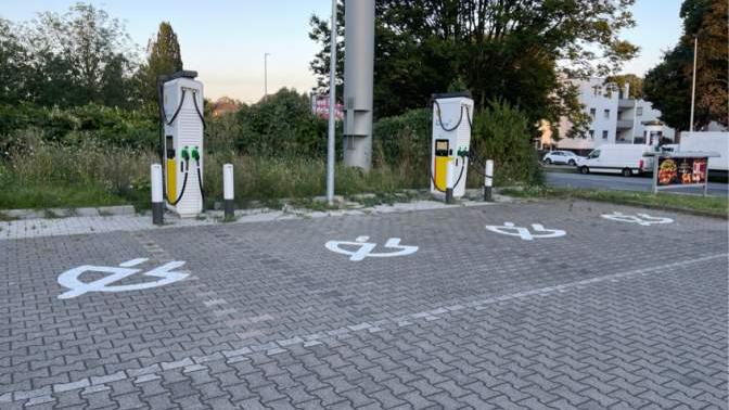 Shell Recharge Charging Station, Korschenbroicher Straße in Mönchengladbach