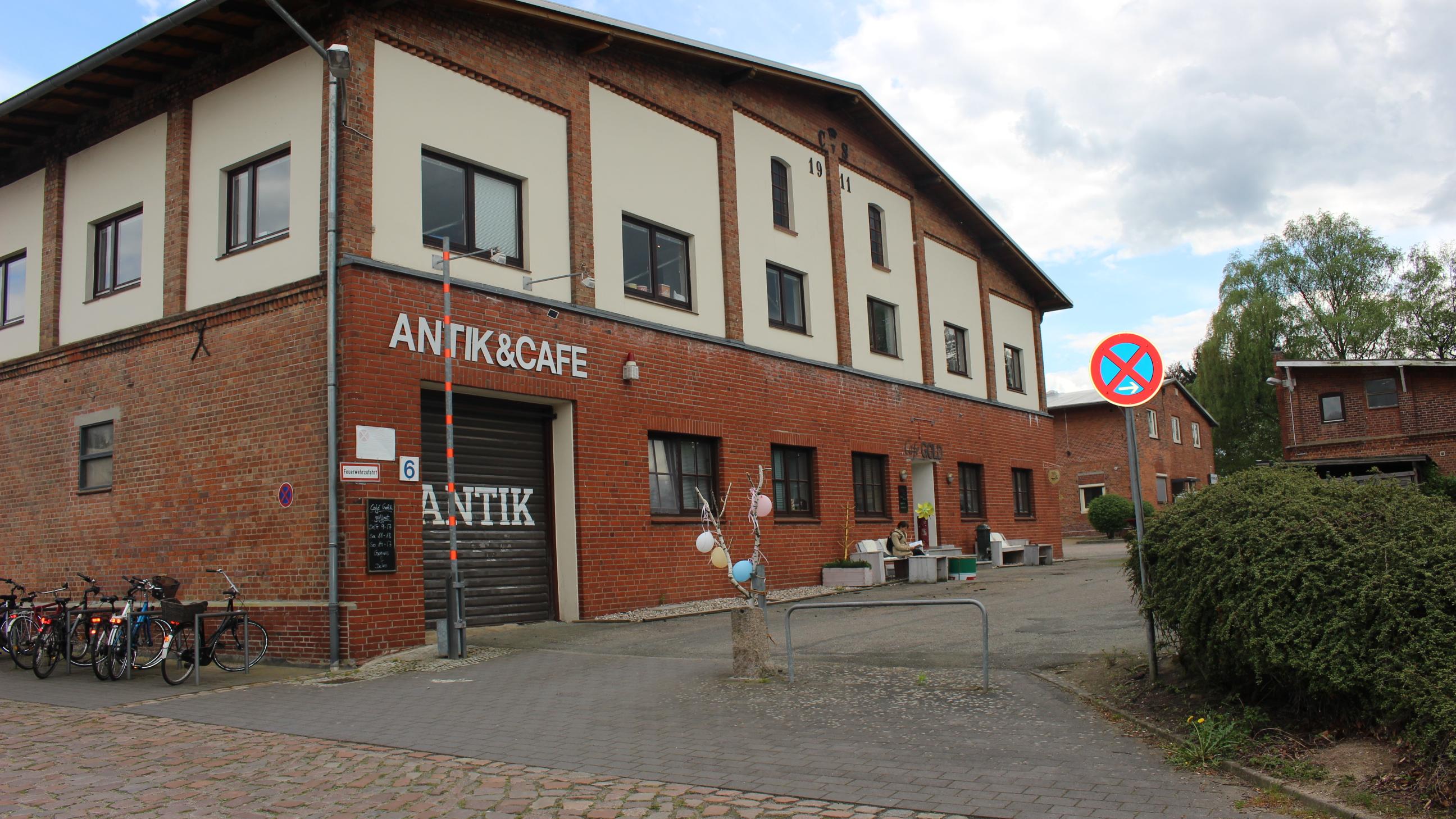 M & S Antiquitäten, Lübecker Straße in Ahrensburg