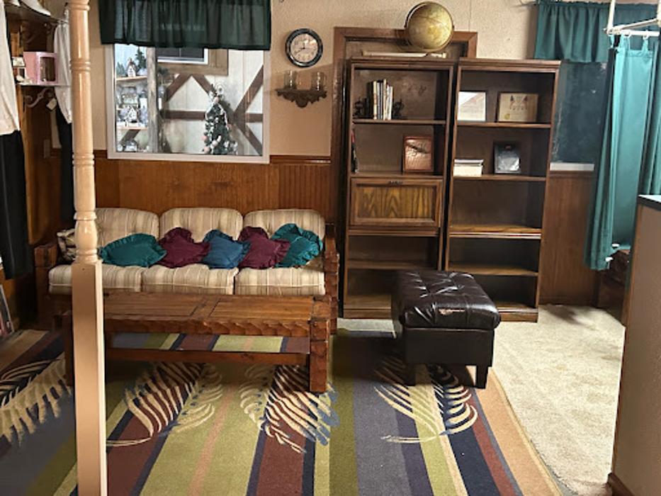 Peaches & Dreams and Layton's Tux Shop - Blackshear, GA