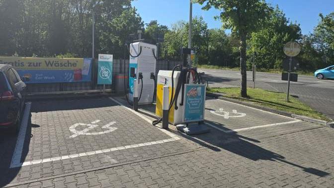 Shell Recharge Charging Station, Niederräder Ufer in Frankfurt am Main