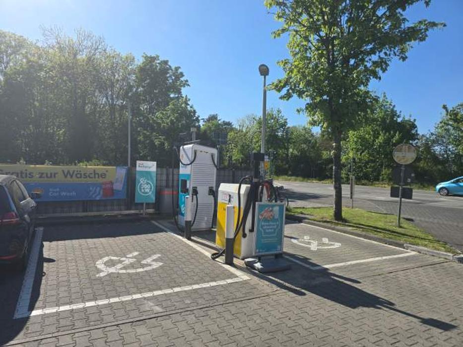 Shell Recharge Charging Station, Niederräder Ufer in Frankfurt am Main