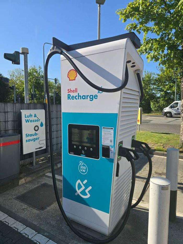 Shell Recharge Charging Station, Niederräder Ufer in Frankfurt am Main