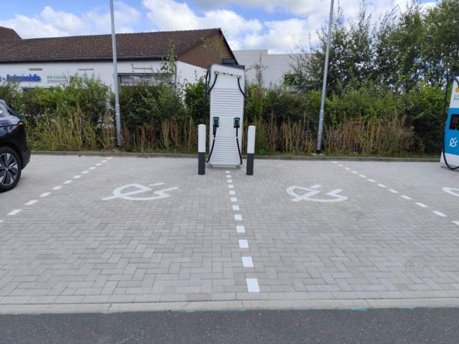 Shell Recharge Charging Station, Opelstraße in Isernhagen