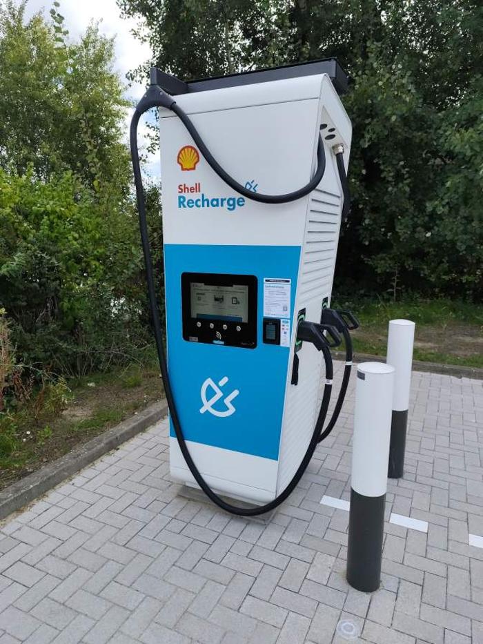 Shell Recharge Charging Station, Opelstraße in Isernhagen
