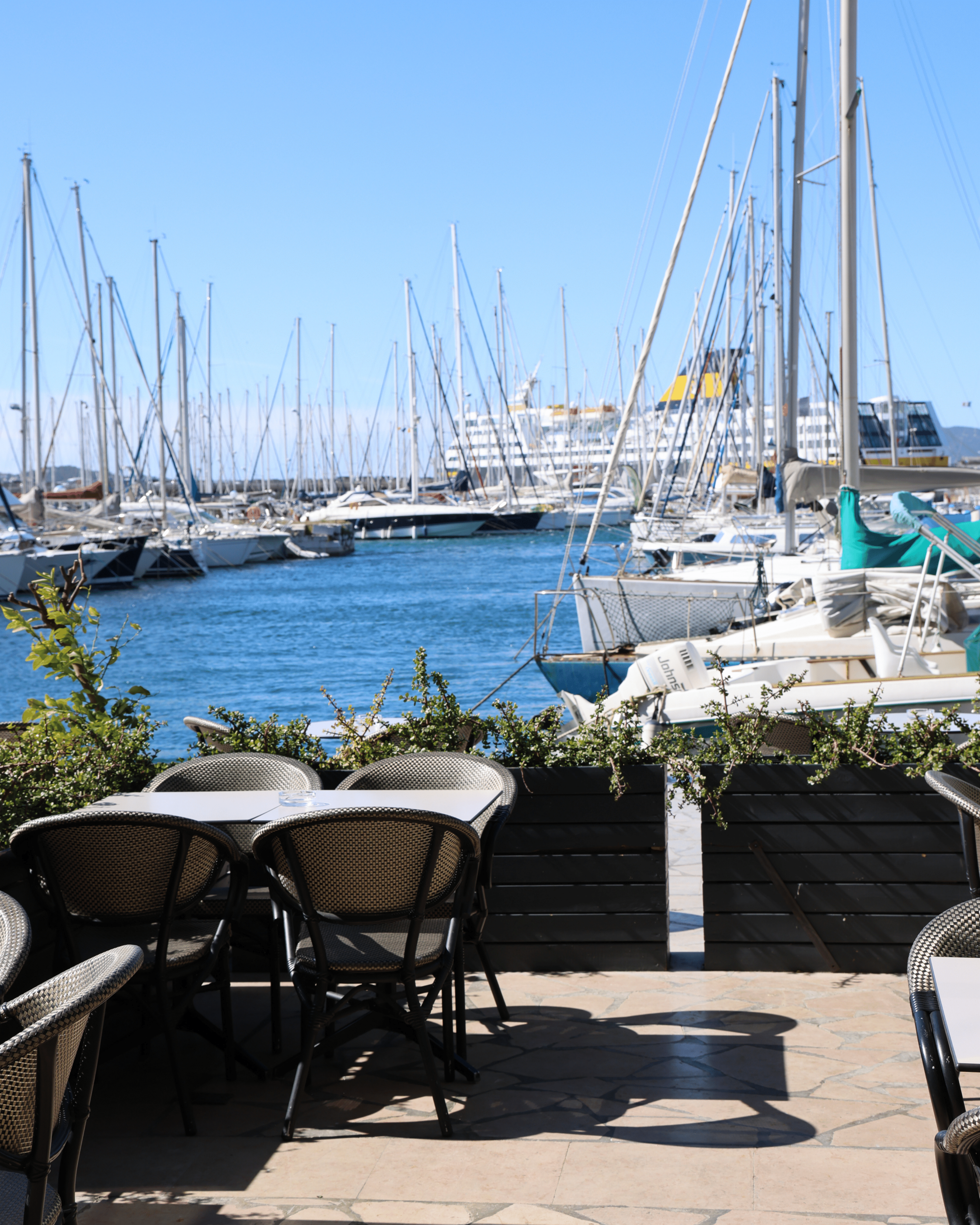 Terrasse sur le Port de Toulon Terrasse sur le Port de Toulon
