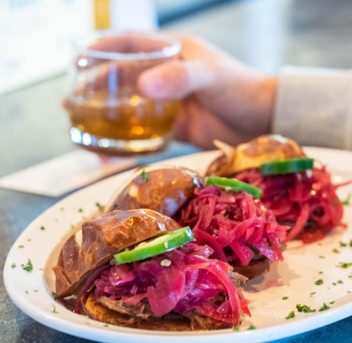 Bru's Public House Logo