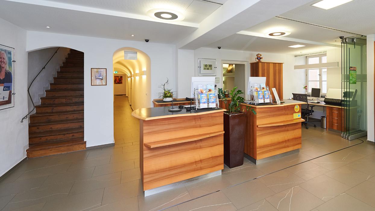 Volksbank Raiffeisenbank Oberbayern Südost eG - Filiale Tittmoning, Stadtplatz in Tittmoning