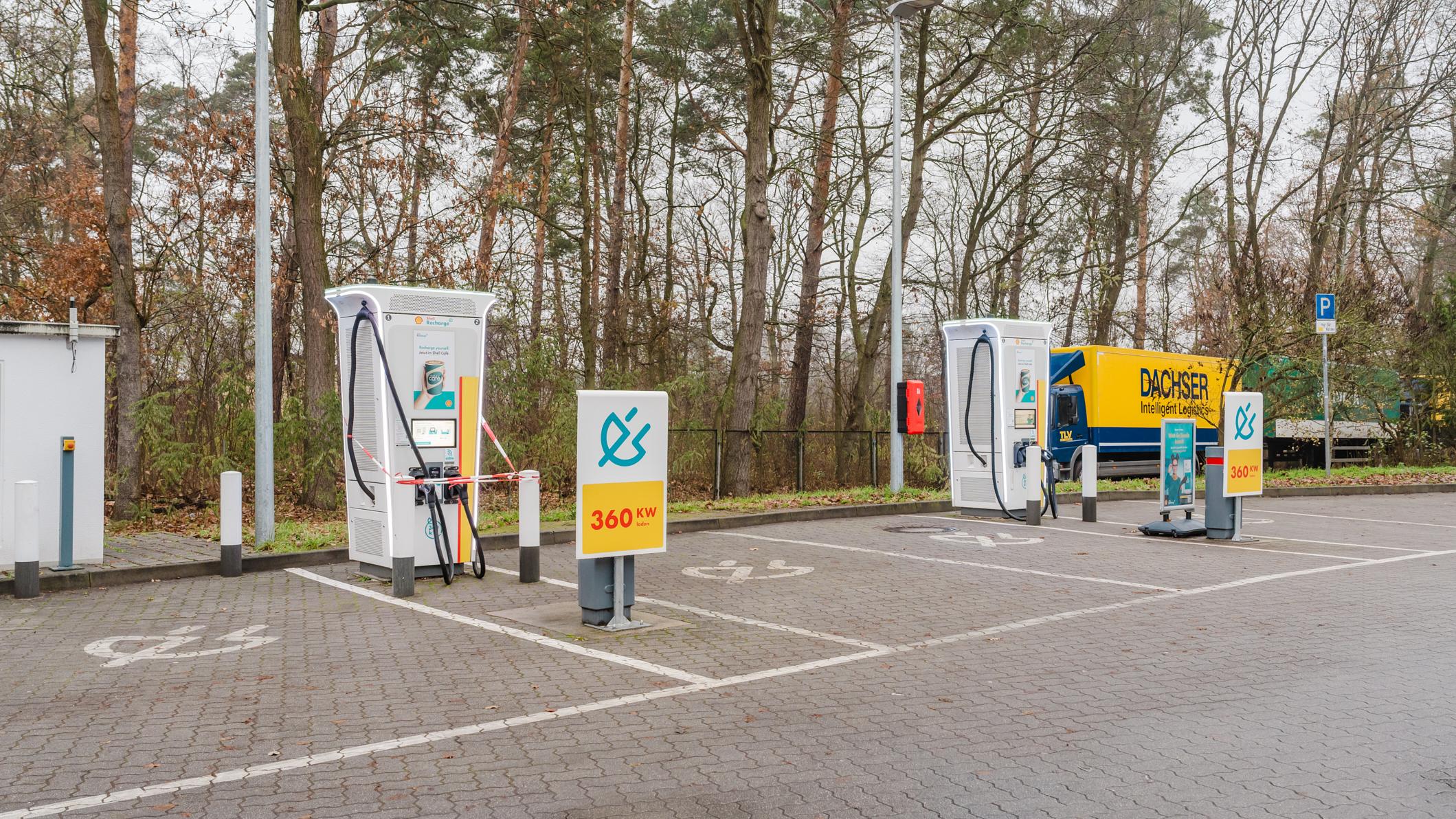 Shell Recharge Charging Station, An der Autobahn in Michendorf