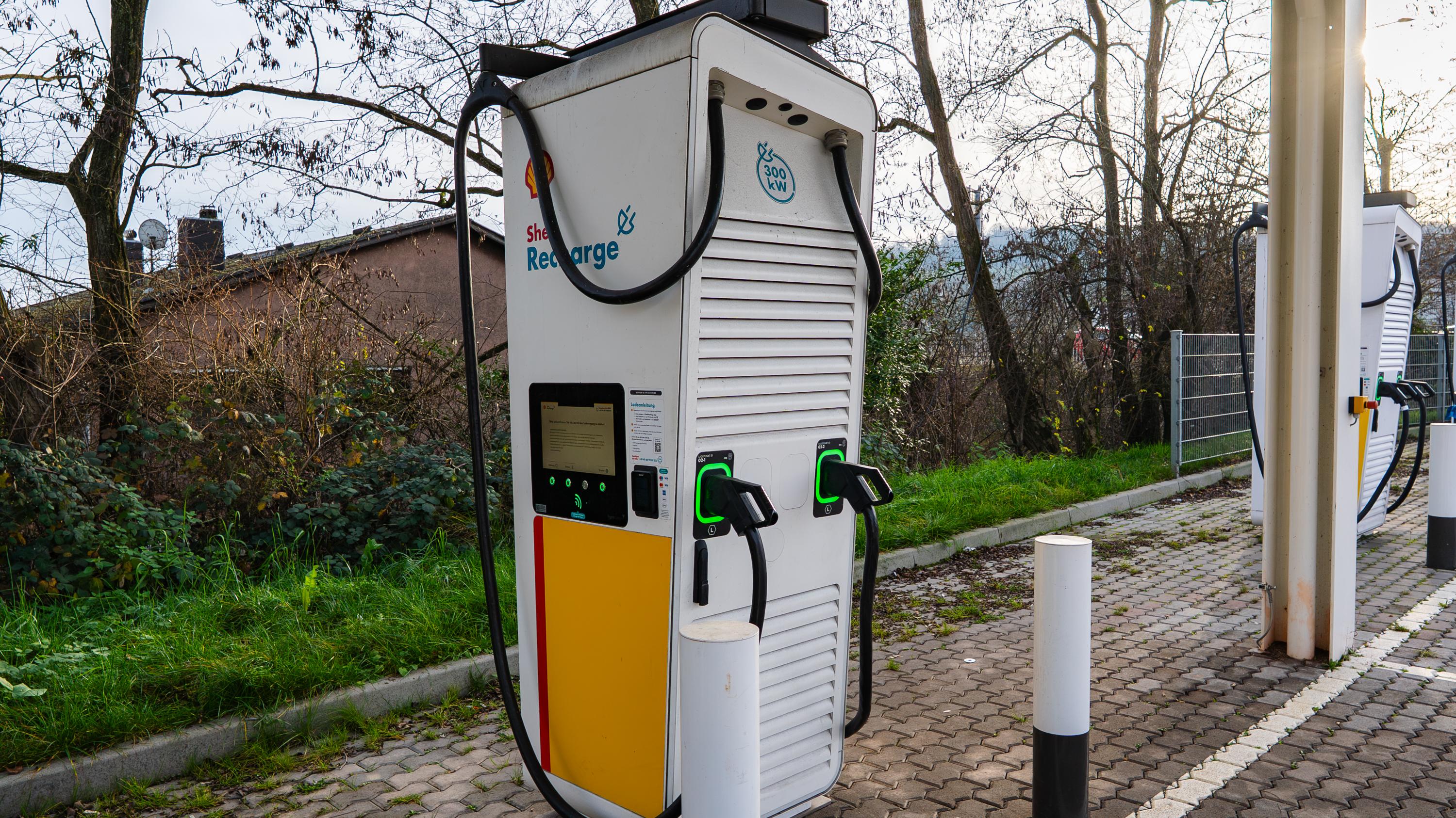 Shell Recharge Charging Station, Karolingerstraße in Völklingen