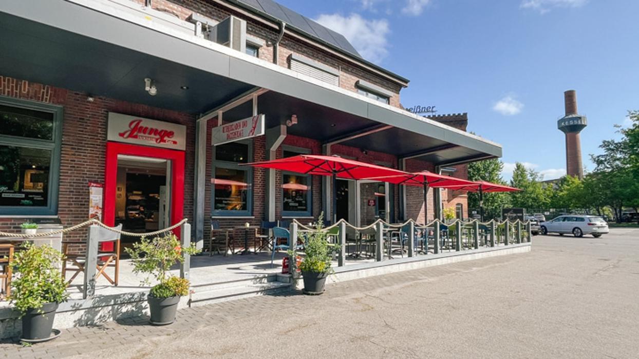 Junge Die Bäckerei., Hafenstraße in Lübeck