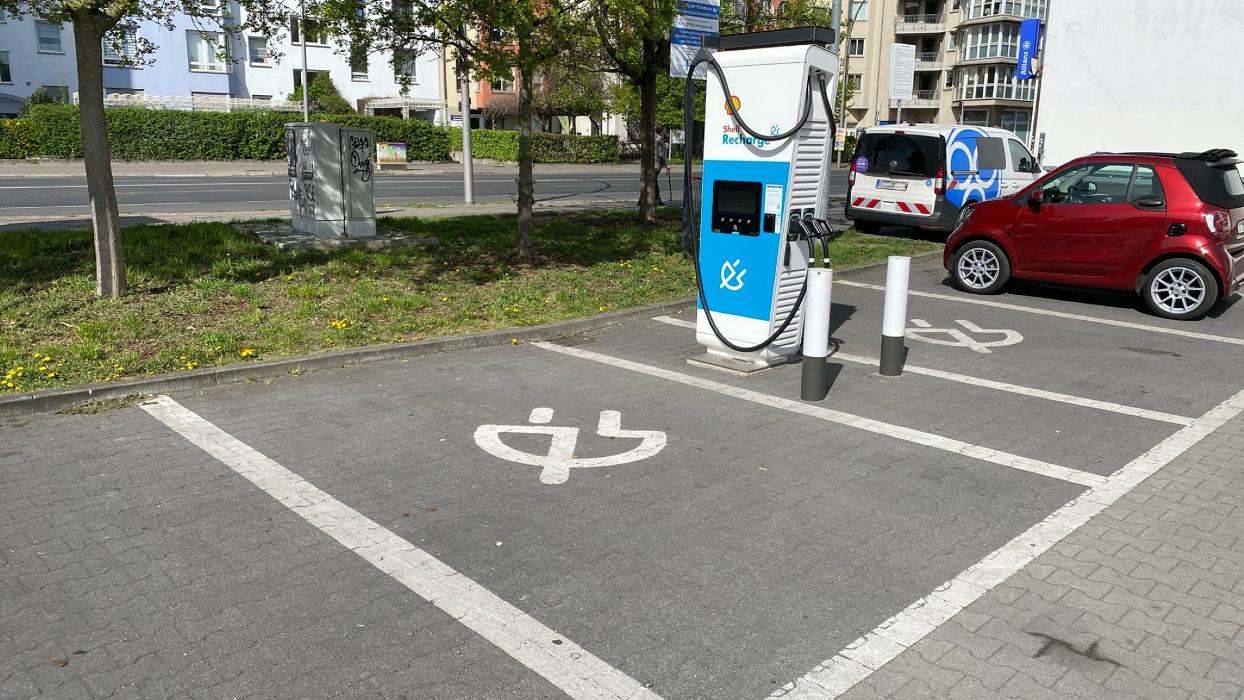 Shell Recharge Charging Station, Mariendorfer Damm in Berlin