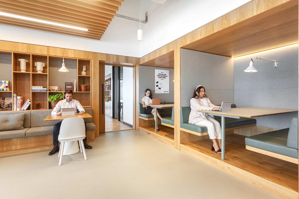 Foto de Spaces Riparian Plaza