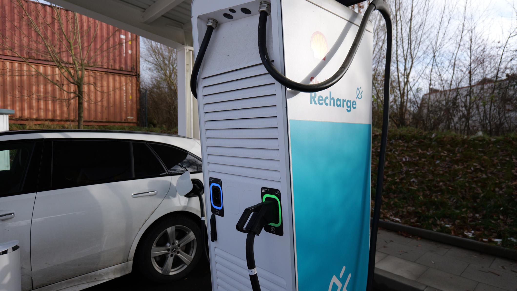 Shell Recharge Charging Station, Lippacher Straße in Furth