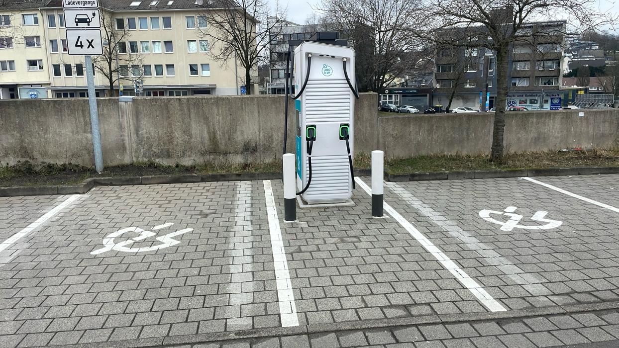 Shell Recharge Charging Station, Willy-Brandt-Platz in Remscheid