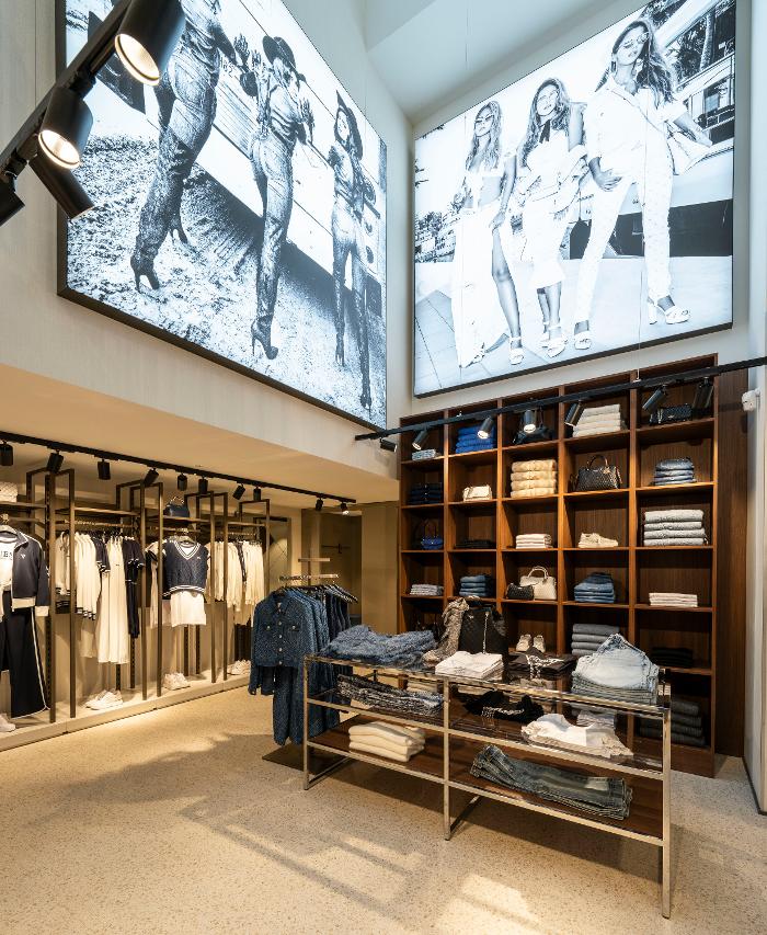 GUESS, O7 in Mannheim