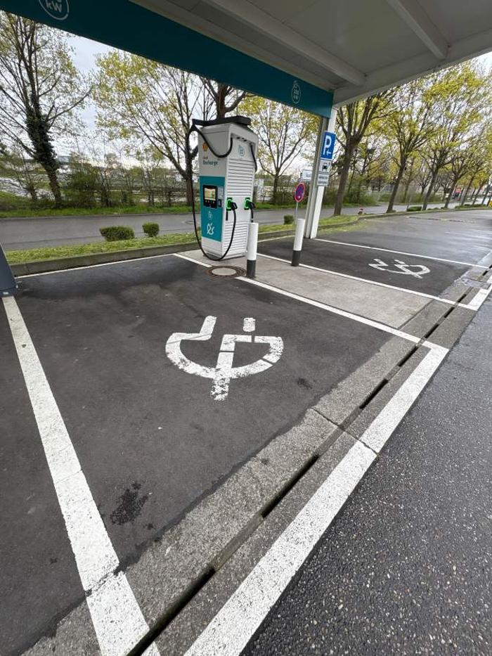 Shell Recharge Charging Station, Breisgauallee in Herbolzheim