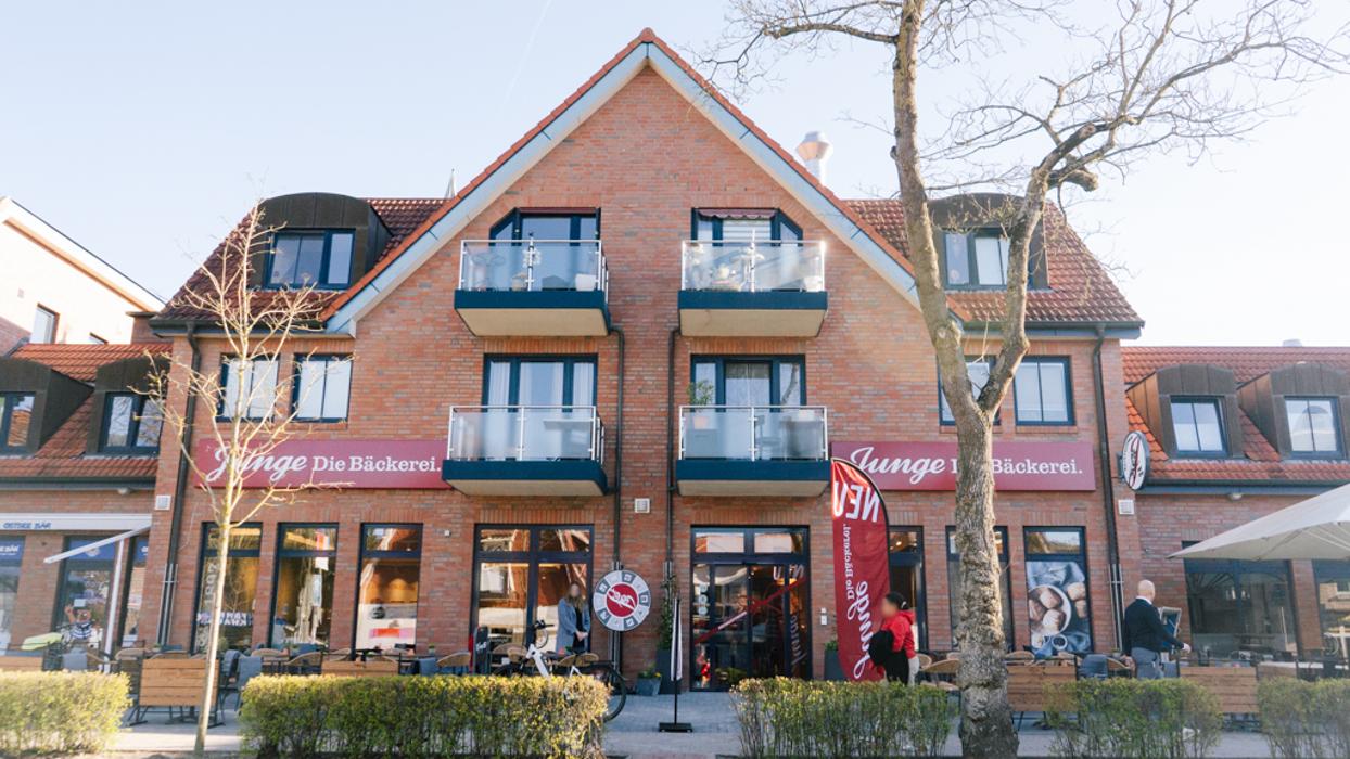 Junge Die Bäckerei., Ostseeallee in Ostseebad Boltenhagen