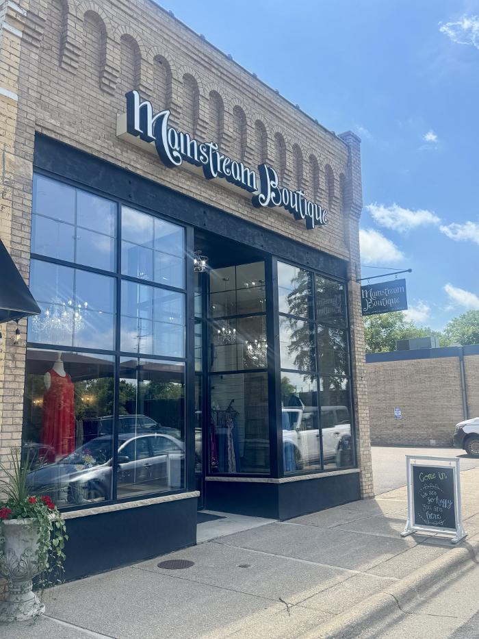 Mainstream Boutique Delano Logo