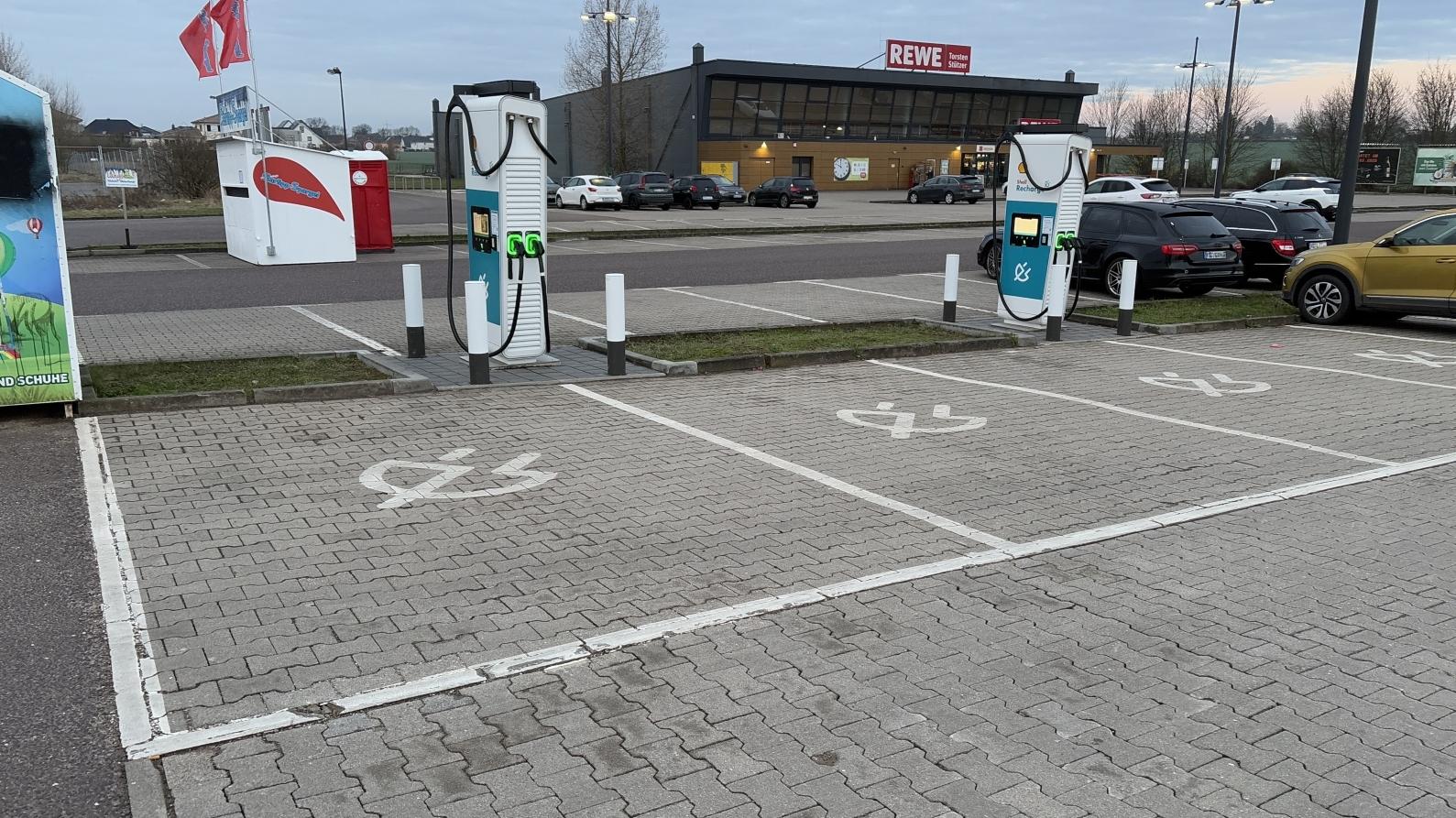 Shell Recharge Charging Station, Kümmelsberg in Magdeburg