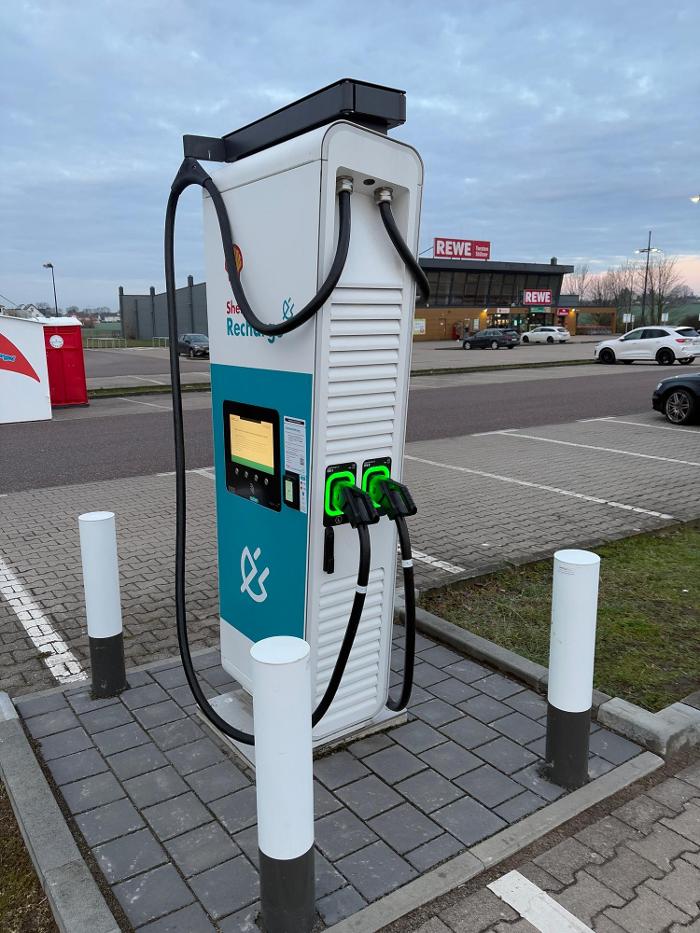 Shell Recharge Charging Station, Kümmelsberg in Magdeburg