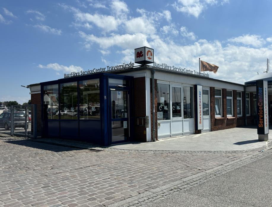 Bus+Fähre ServiceCenter Travemünde, Vorderreihe in Lübeck
