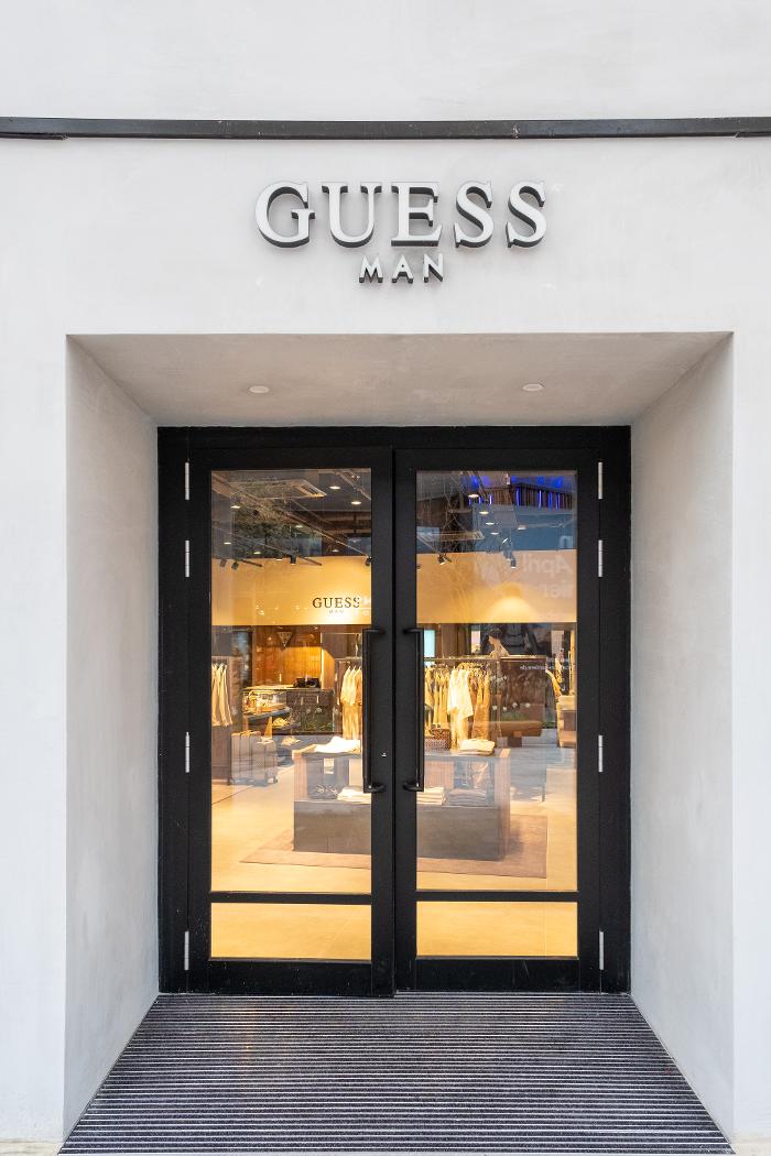 GUESS MAN, Am Einkaufszentrum in Bochum
