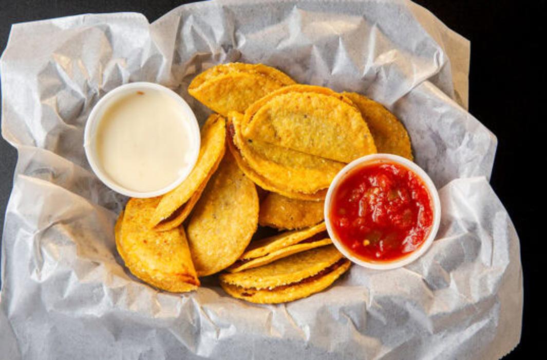 Hotshots Sports Bar & Grill - Decatur, IL