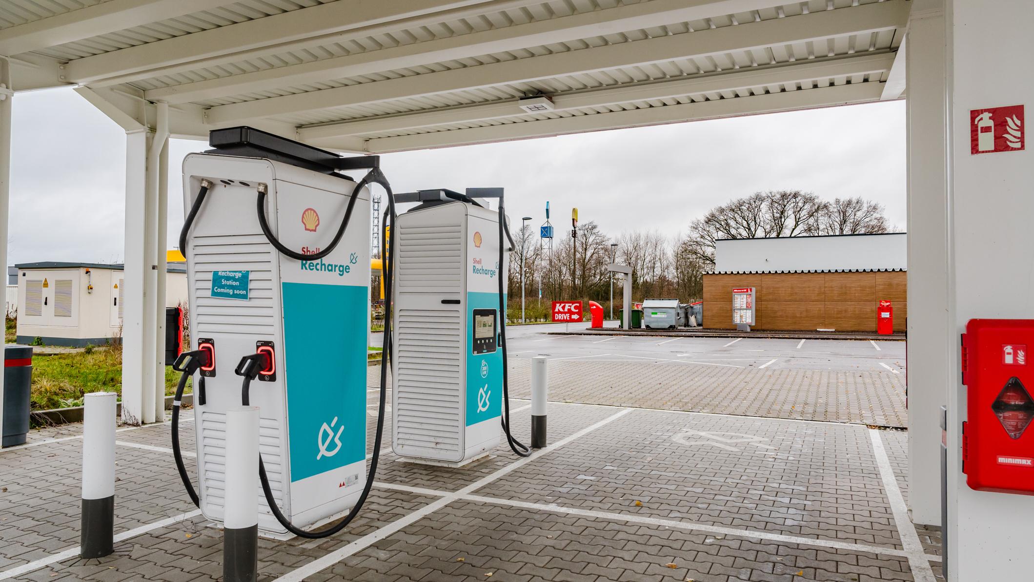 Shell Recharge Charging Station, An der Autobahn in Gyhum