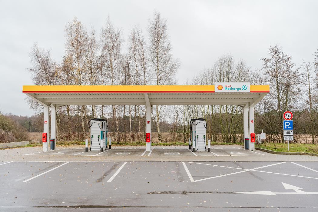 Shell Recharge Charging Station, An der Autobahn in Gyhum