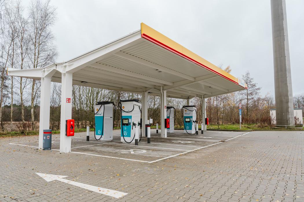 Shell Recharge Charging Station, An der Autobahn in Gyhum