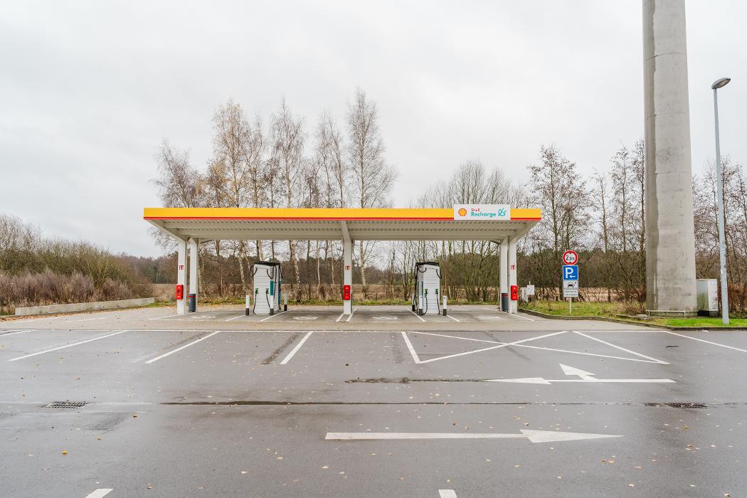 Shell Recharge Charging Station, An der Autobahn in Gyhum