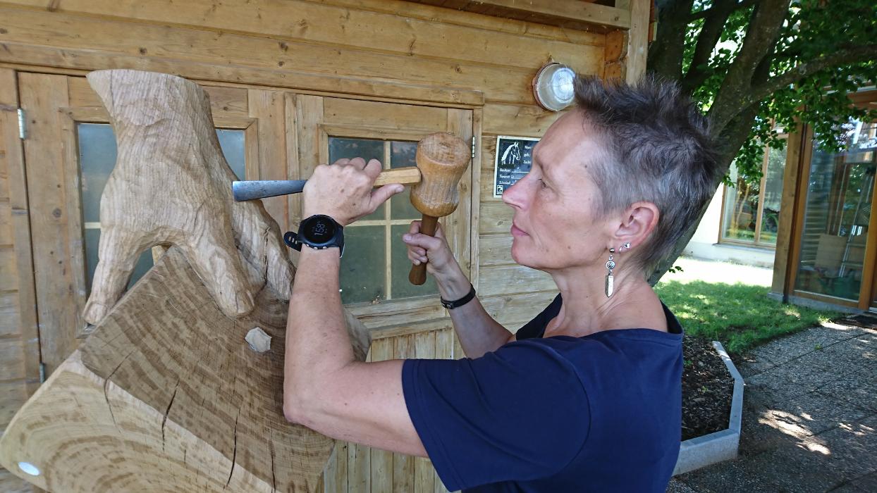 Holzbildhauerin Margit Schramm, Schloßweg in Kipfenberg