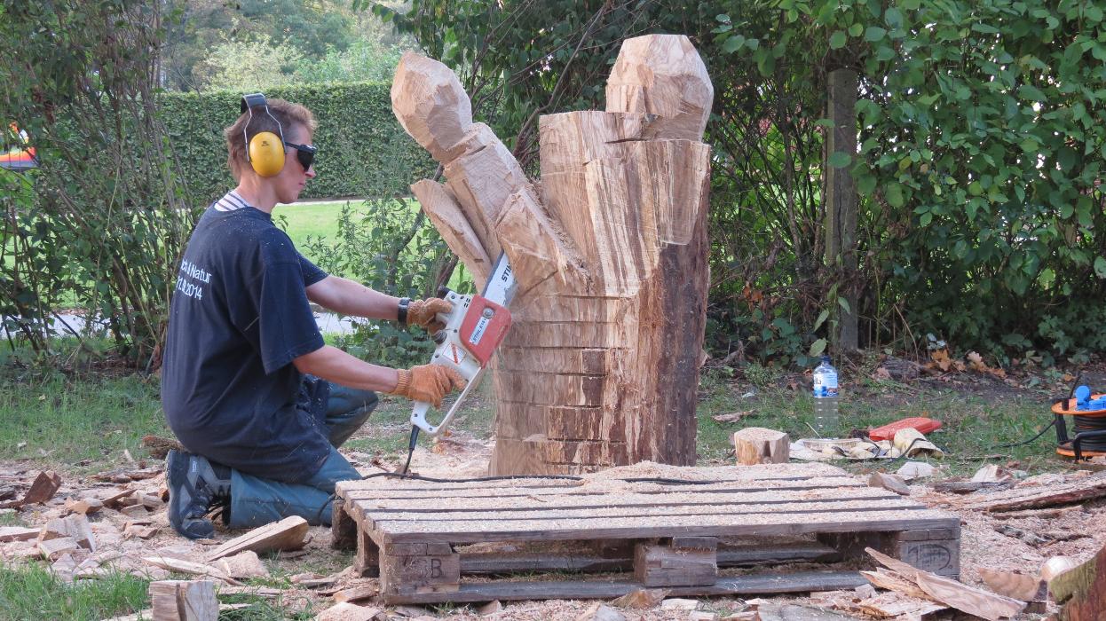 Holzbildhauerin Margit Schramm, Schloßweg in Kipfenberg
