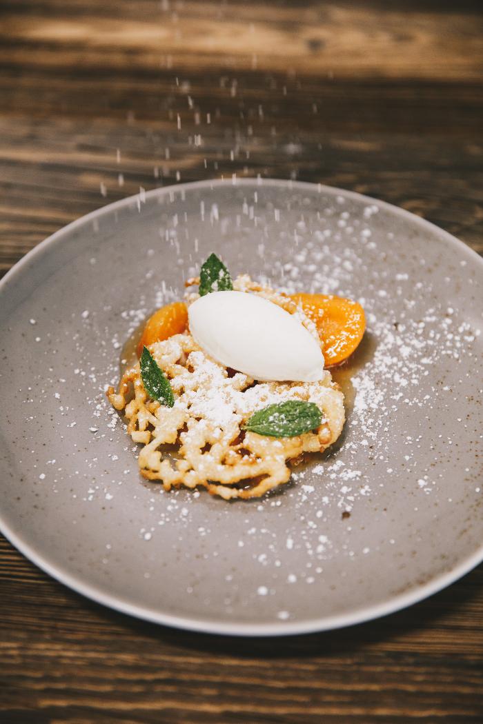 Dorfkrug - Gasthof & Appartements, Möserer Dorfstraße in Telfs