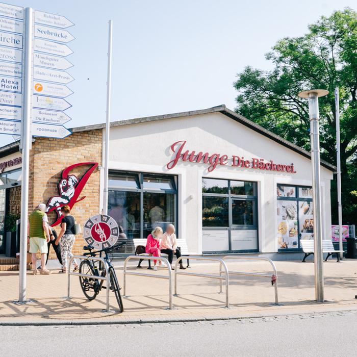 Junge Die Bäckerei., Waldstraße in Göhren