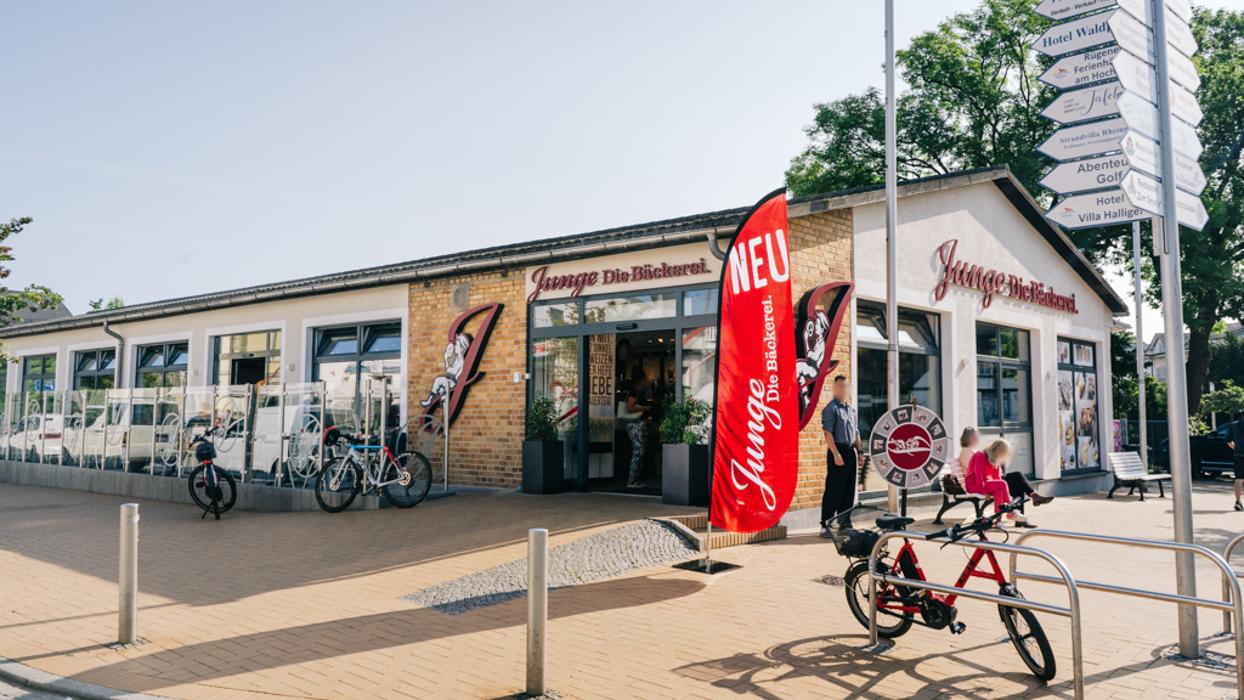 Junge Die Bäckerei., Waldstraße in Göhren